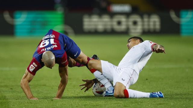 Oriol Romeu pelea un balón con Dani García