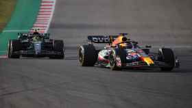 Verstappen y Hamilton durante el Gran Premio