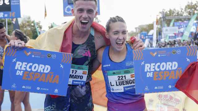 Carlos Mayo y Laura Luengo, tras establecer los nuevos récords de España en Valencia.