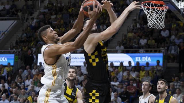 Tavares, en la pelea por un rebote ante Ristic, del Tenerife.