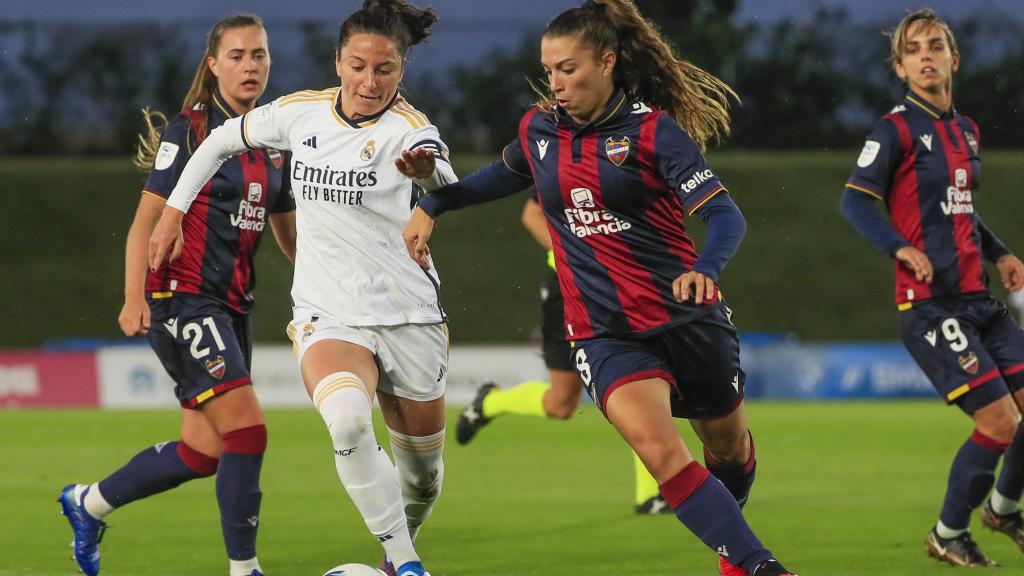 Silvia Lloris (2d), del Levante y Kathellen (2i), del Real Madrid durante el partido de la Liga F que se disputa este domingo en el estadio Alfredo di Stefano.