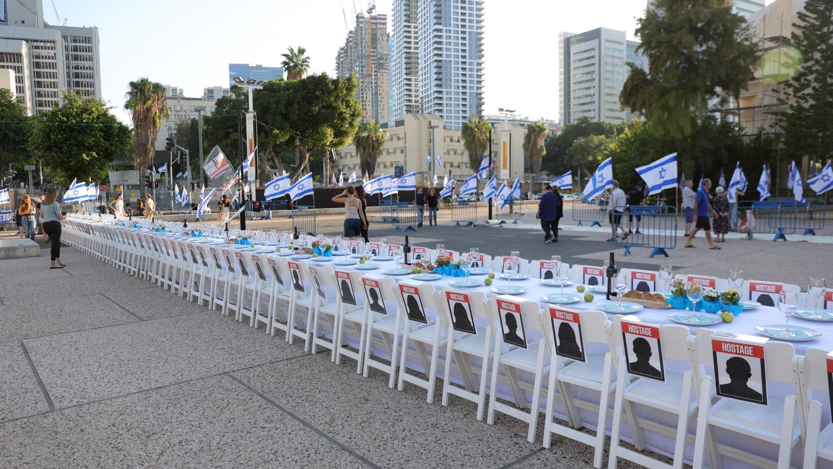 Una mesa con 200 asientos vacíos recuerda en el Shabat a los secuestrados por Hamás