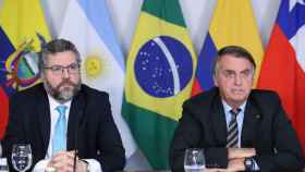 Jair Bolsonaro, expresidente brasileño (d), junto al exministro de Relaciones Exteriores Ernesto Araújo (i), en marzo de 2021.