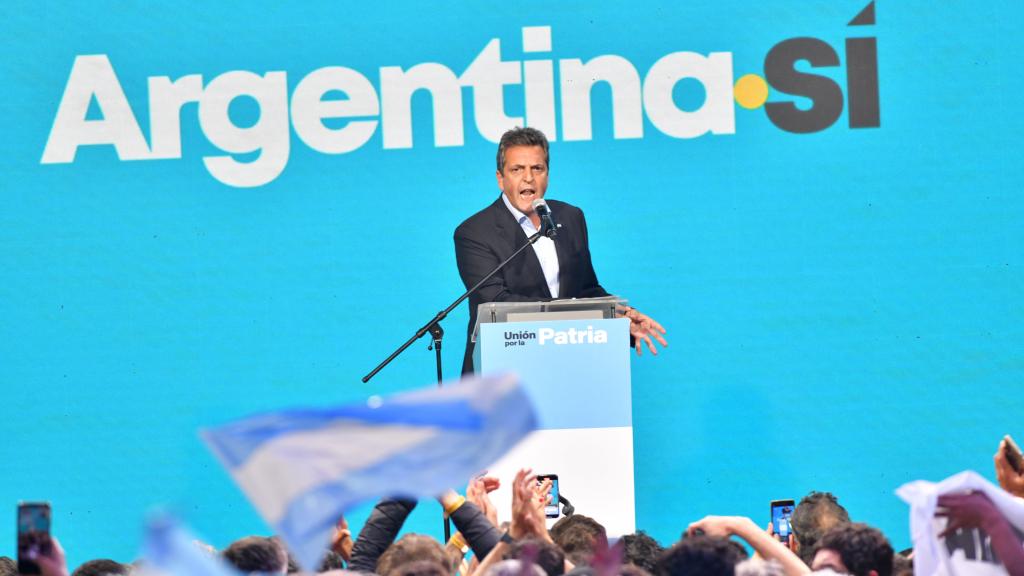 Sergio Massa y Javier Milei durante la primera vuelta de las presidenciales argentinas.