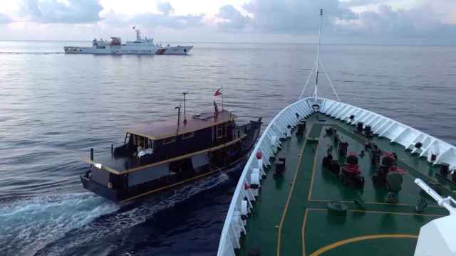 Un buque de la Guardia Costera china bloquea una barca filipina, en un fotograma publicado este domingo.