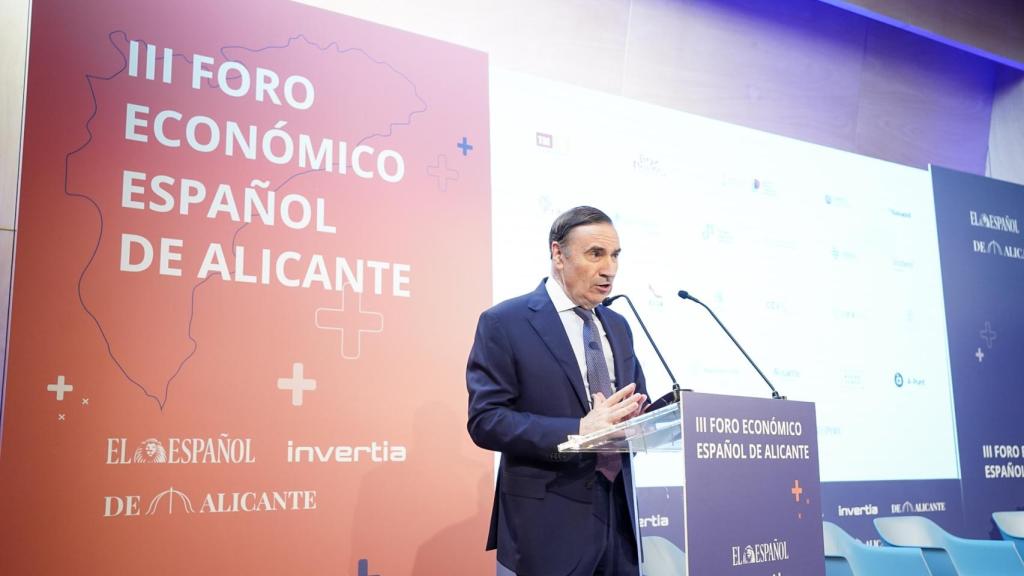 Pedro J. Ramírez, director de EL ESPAÑOL, en la apertura del foro de Alicante.