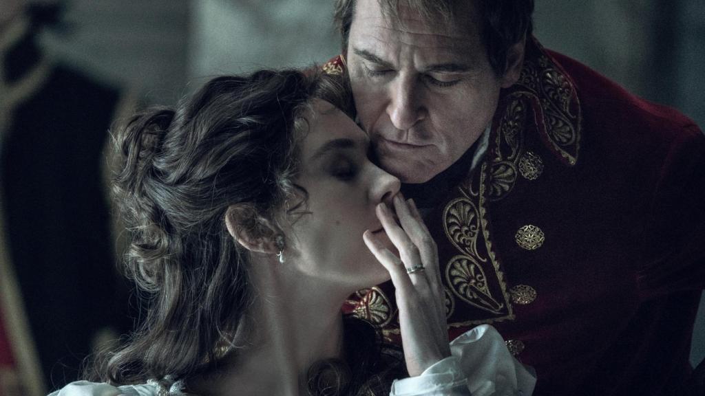 Vanessa Kirby y Joaquin Phoenix en 'Napoleón'.