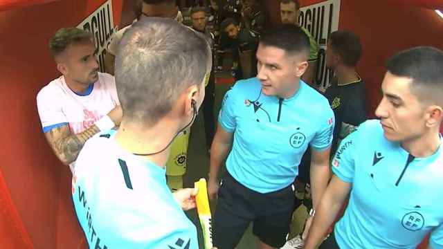 El enfado del árbitro Ortiz Arias con David López, jugador del Girona