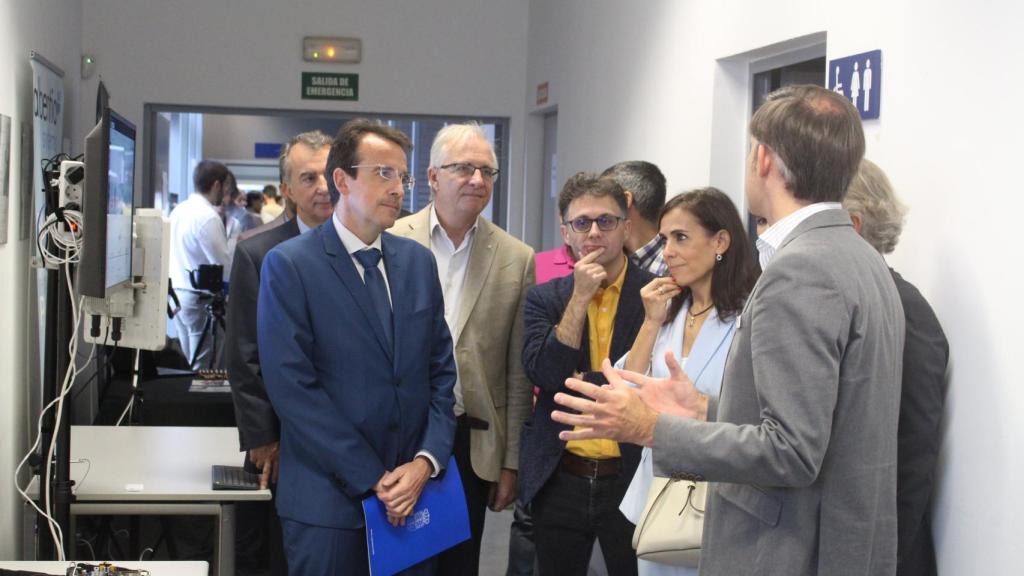 Miguel Ángel Recuenco, alcalde de Leganés; Luis Enrique García Muñoz, vicerrector de Investigación y Transferencia de la UC3M; y Silvia Roldán, viceconsejera de Digitalización de la Comunidad de Madrid, durante su visita a las startups incubadas en el Parque Tecnológico de Leganés.