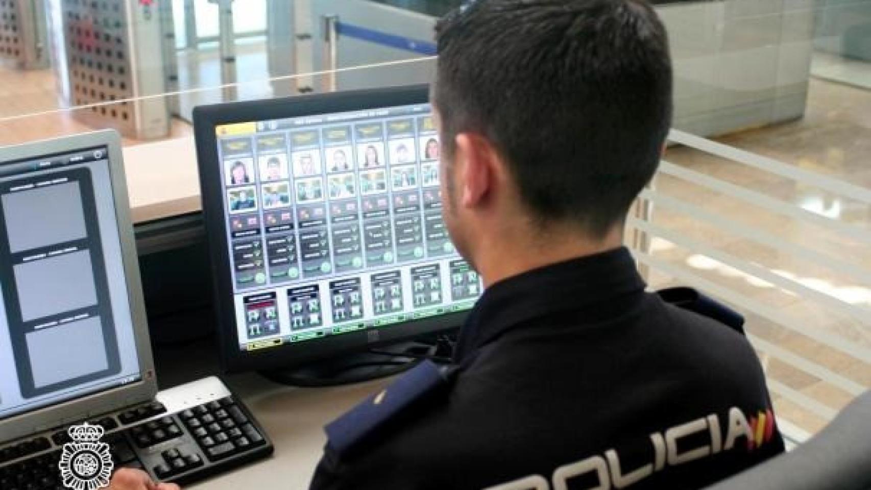 Un agente en el control de fronteras del aeropuerto de Madrid-Barajas.