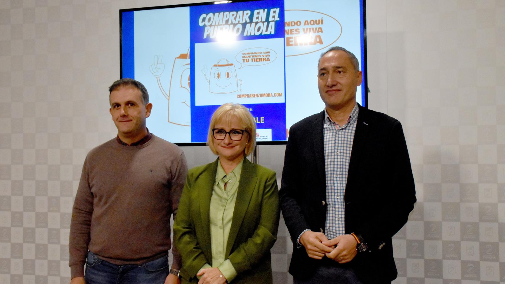 Presentación de la campaña de comercio rural con el diputado de Régimen Interior y Fondos Europeos, Ramiro Silva; la delegada territorial de la Junta de Castilla y León en Zamora, Leticia García; y el diputado de Desarrollo Económico, Emilio Fernández