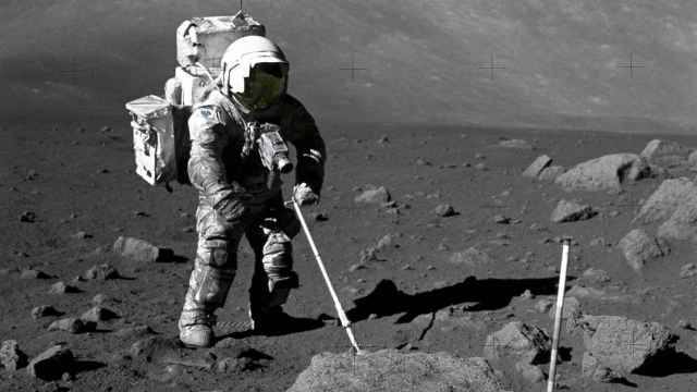 El astronauta Harrison Schmitt de la misión Apolo17 recogiendo polvo lunar en 1972. NASA.