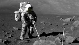 El astronauta Harrison Schmitt de la misión Apolo17 recogiendo polvo lunar en 1972. NASA.