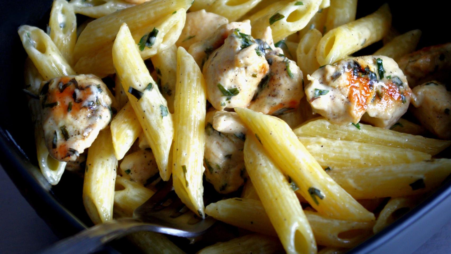 Pasta con pollo y estragón.