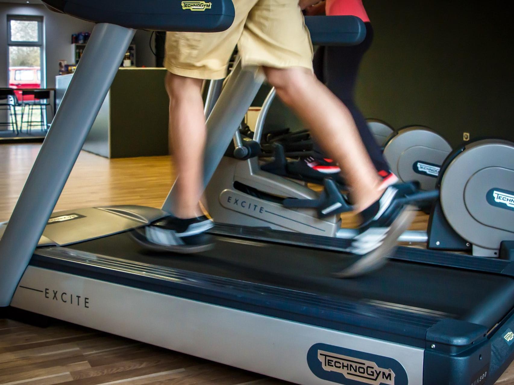 Cinta de correr, bicicleta o máquina de remo: cuál es mejor para hacer  ejercicio en casa según la ciencia
