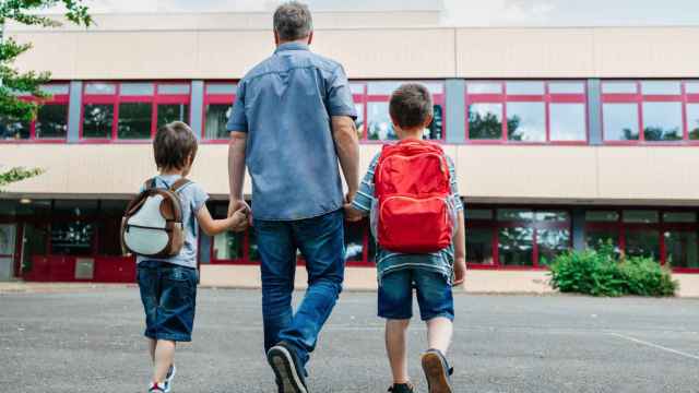 Uno de los indicadores de autonomía del niño es la edad en que empieza a ir solo al colegio.