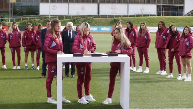 Las jugadoras de la Selección femenina firman el Convenio de la Comisión Mixta