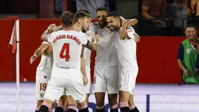 Los jugadores del Sevilla celebran el gol frente al Real Madrid.