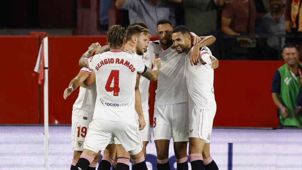 Los jugadores del Sevilla celebran el gol frente al Real Madrid.