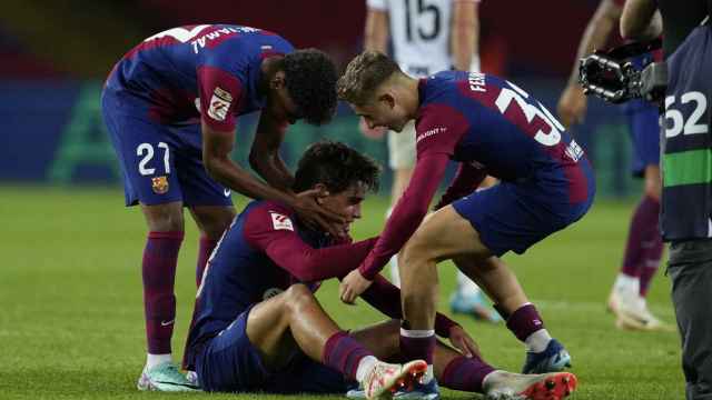 Marc Guiu es felicitado por Fermín López y Lamine Yamal tras marcar su primer gol con el FC Barcelona.