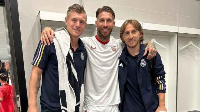 Sergio Ramos, junto a Kroos y Modric en el vestuario del Real Madrid