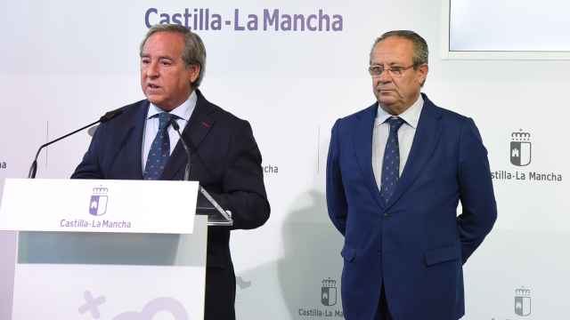 Ángel Nicolás (i) y Juan Alfonso Ruiz Molina (d) en rueda de prensa. Fotos: JCCM.