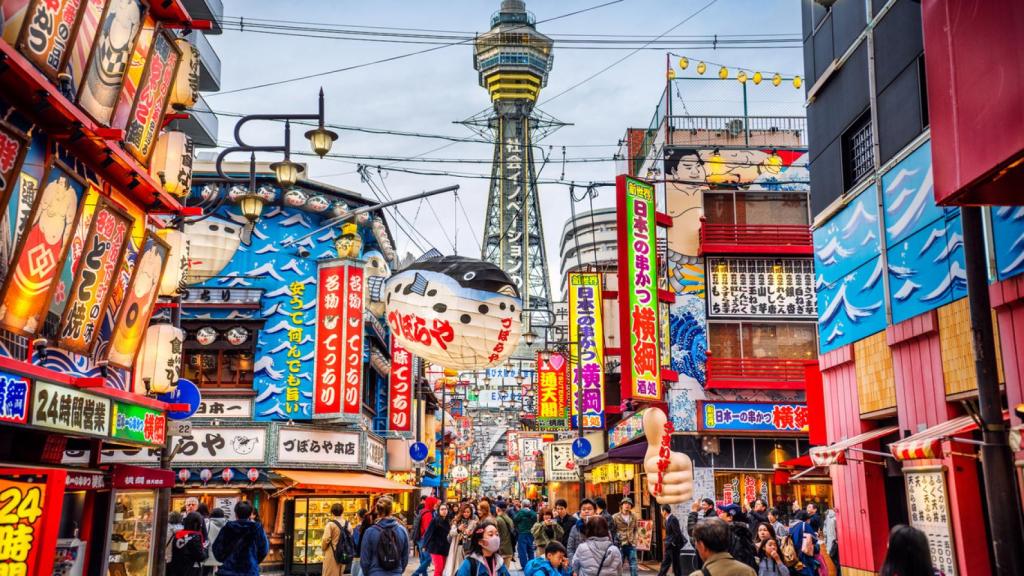 Vista de una calle del distrito de Shinsekai al atardecer, Osaka, Japón.