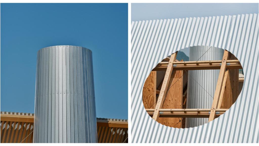 La chimenea (a la izquierda) y la ventana (a la derecha) son dos elementos domésticos del pabellón Outdoor Room.