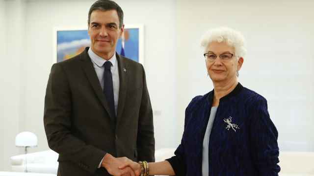 La embajadora de Israel Rodica Radian-Gordon, este lunes en la Moncloa junto a Pedro Sánchez.