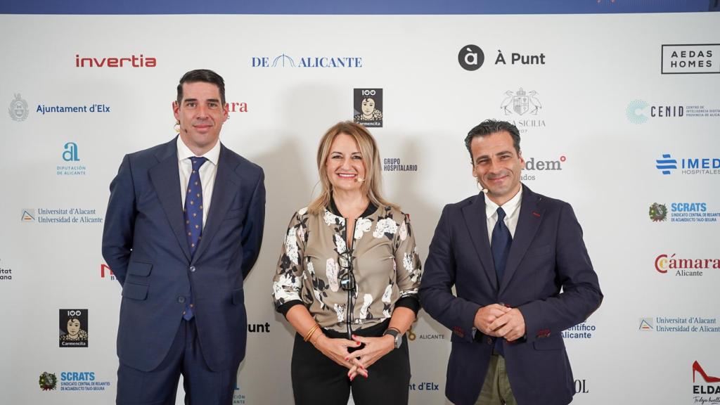 Luis Perea, Nuria Montes y Alfred Costa, ante de entrar en la mesa de turismo del foro económico.