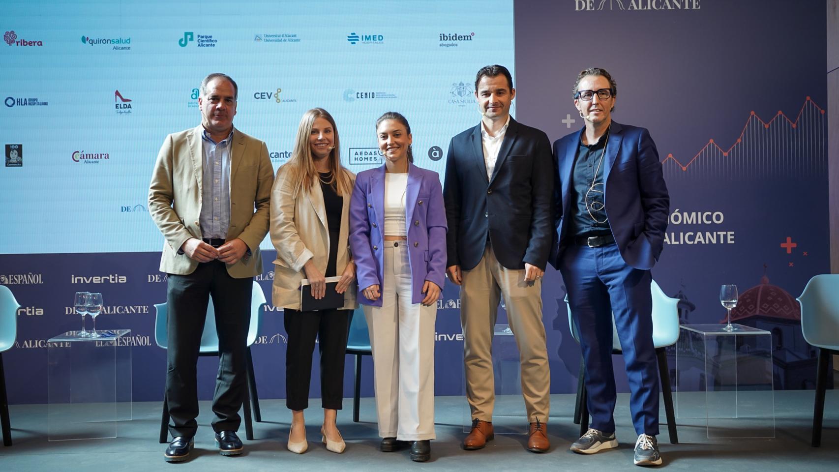 De izquierda a derecha; Santiago Román, alcalde de Sant Joan d'Alacant; Rocío Gómez, concejala de Urbanismo del Ayuntamiento de Alicante;