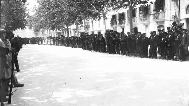 Miembros de Somatén forman en un pueblo del Alto Penedés esperando el paso de Alfonso XIII.
