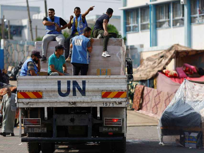 Trabajadores de la ONU llegan hoy a la ciudad de Jan Yunis con ayuda humanitaria para la población de Gaza.