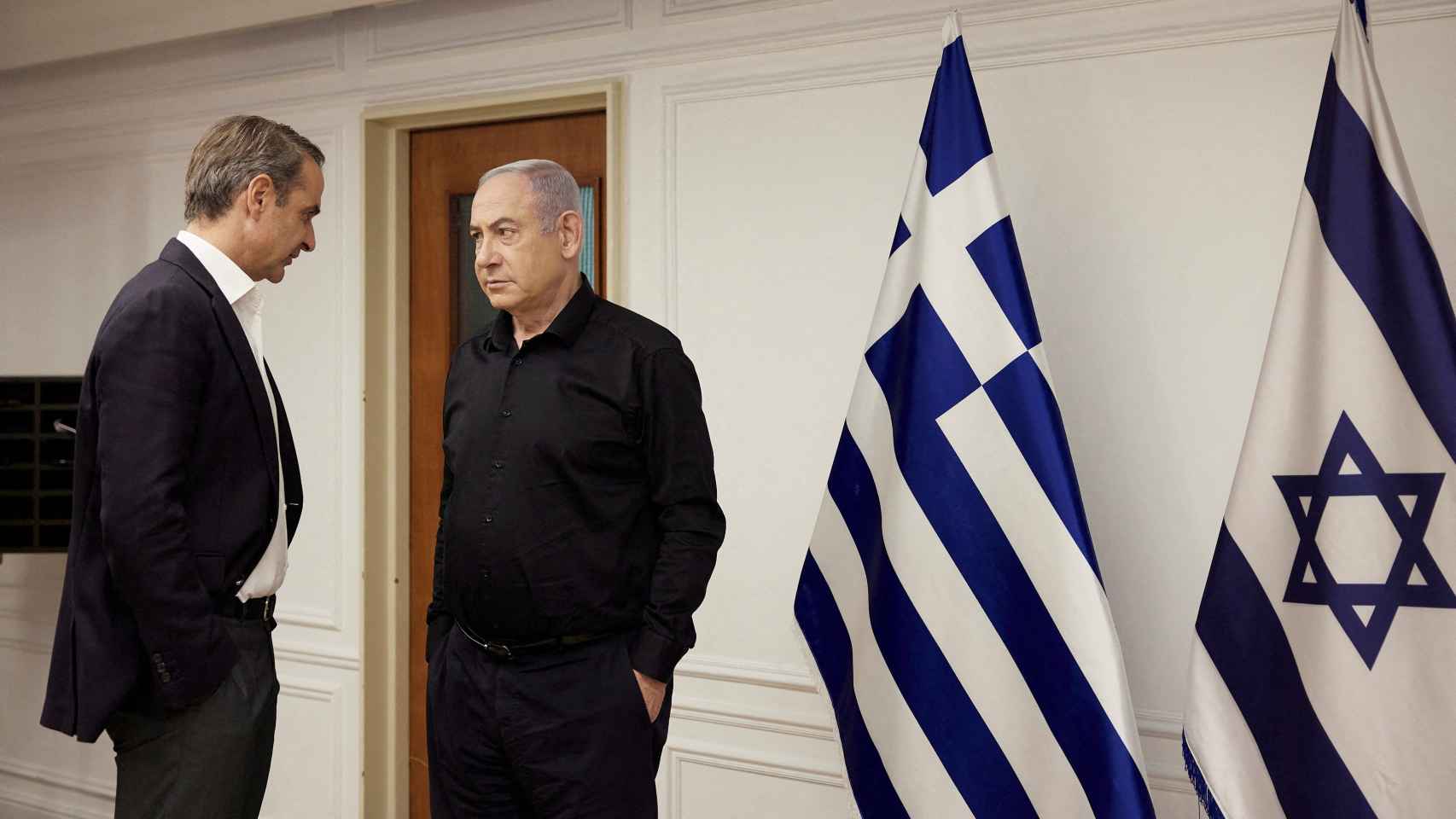 El primer ministro griego, Kyriakos Mitsotakis, habla con su homólogo Benjamin Netanyahu en Jerusalén