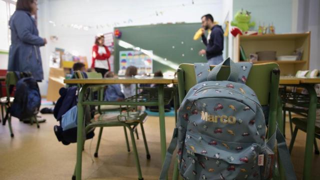 Un profesor da clase en Triacastela, Lugo, Galicia (España).