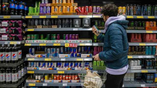 Imagen de un supermercado con bebidas energéticas