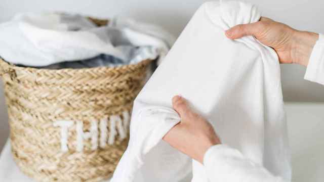 El truco mágico para secar la ropa en casa sin secadora que casi nadie conoce (sólo necesitarás una toalla)