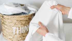 El truco mágico para secar la ropa en casa sin secadora que casi nadie conoce (sólo necesitarás una toalla)