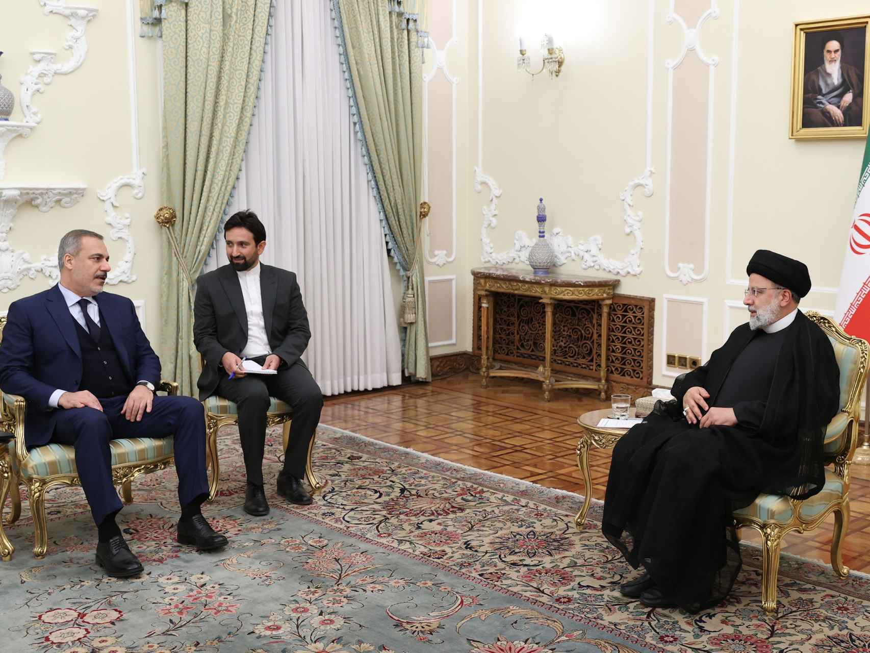El presidente iraní Ebrahim Raisi recibe al ministro de Exteriores turco Hakan Fidan en Teherán.