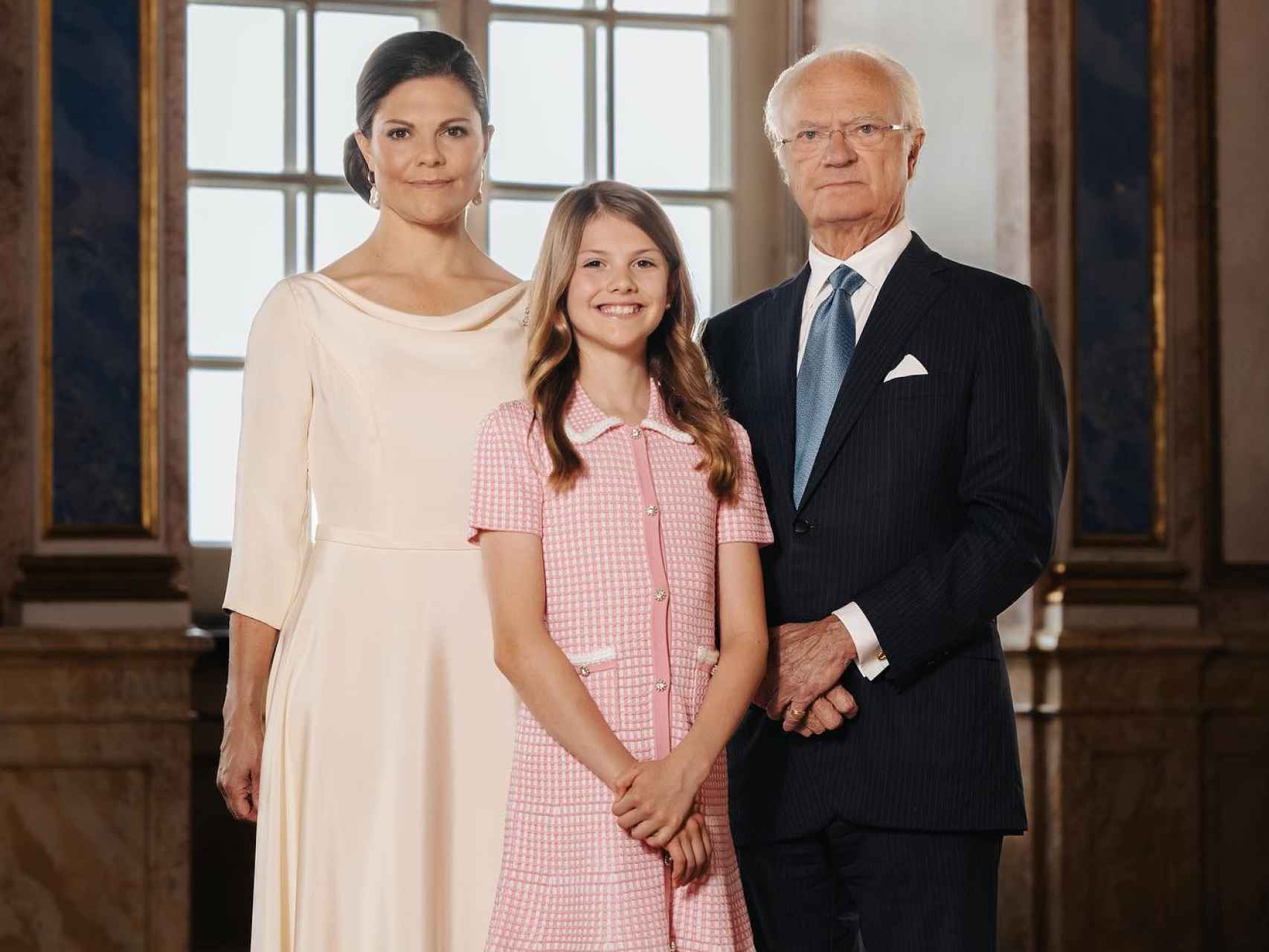 Estelle, junto a su madre, Victoria de Suecia, y el rey Carlos Gustavo