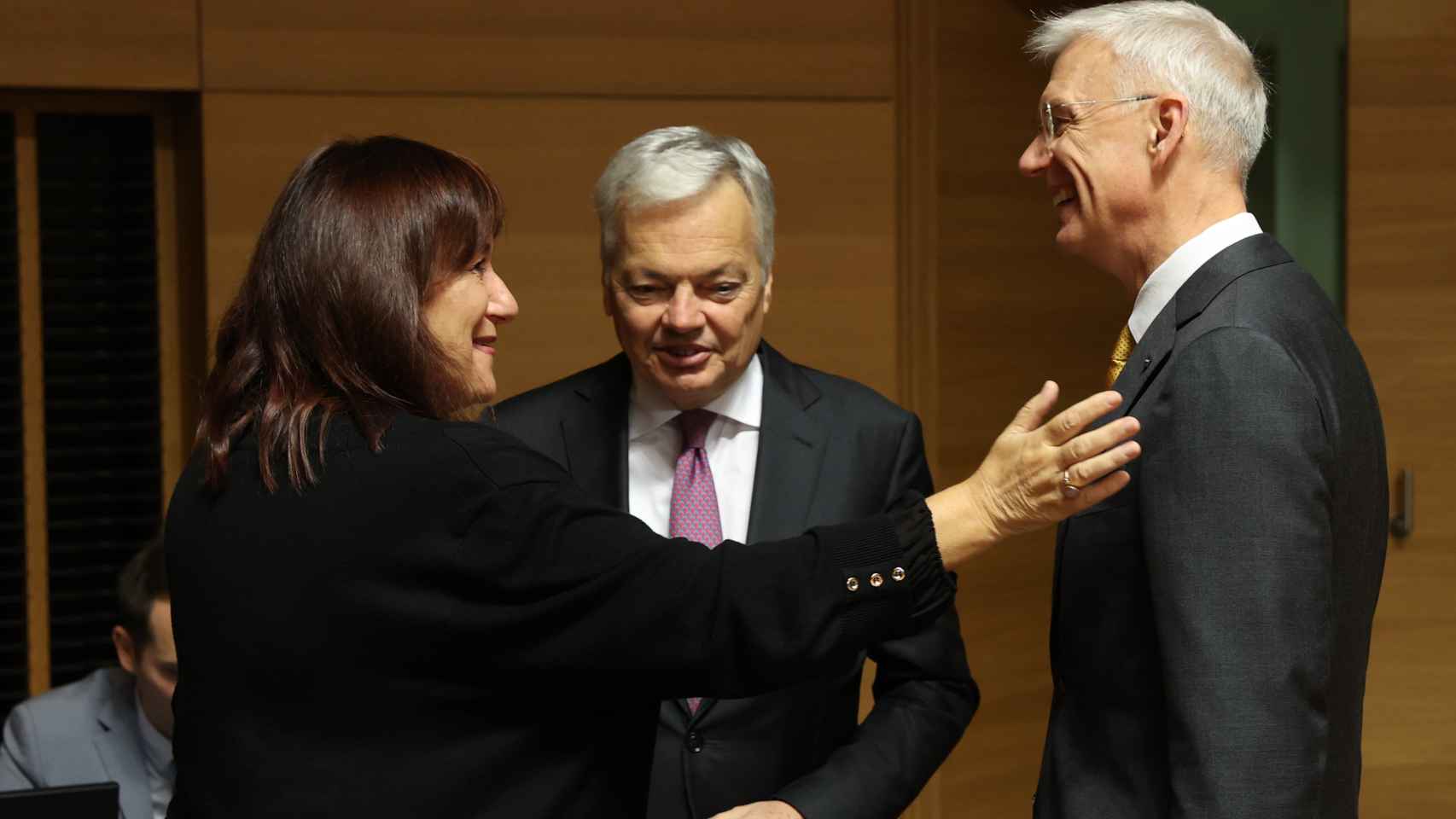 El ministro de Exteriores de Letonia, Krisjanis Karins, (a la derecha) conversa con los comisarios Didier Reynders y Dubravka Suica