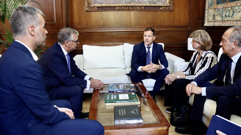 El alcalde de Toledo, en el centro, junto a los representantes de Soliss y su Fundación.