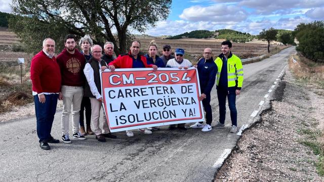 El alcalde, concejales y vecinos de Illana piden el arreglo de la carretera.