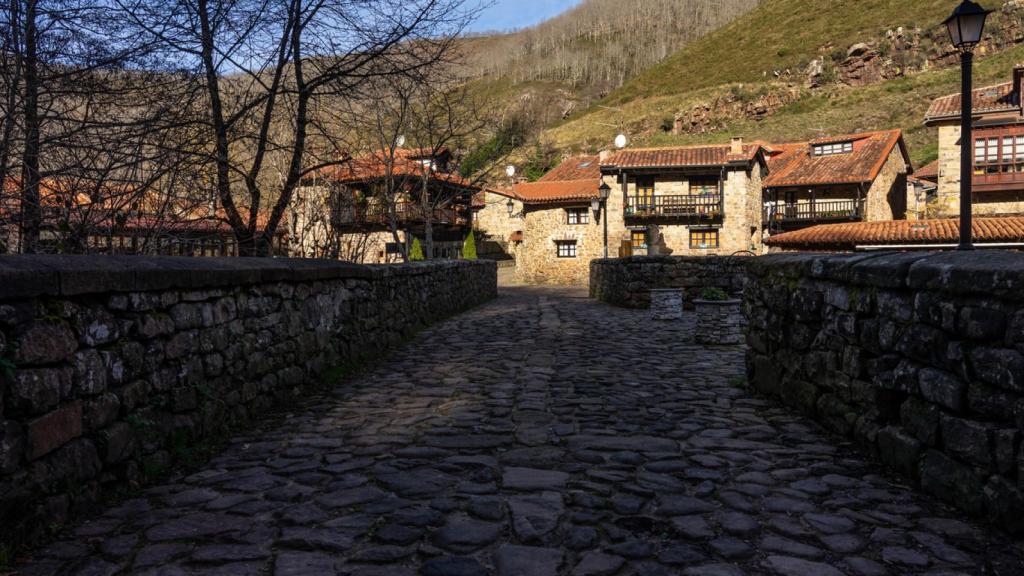 La naturaleza rodea al pueblo de Bárcena Mayor.