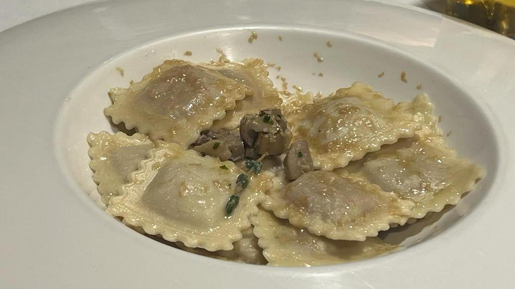 Ravioli caseros de foie con tartar de boletus salteados y virutas de micuit de foie, uno de sus platos de la carta.