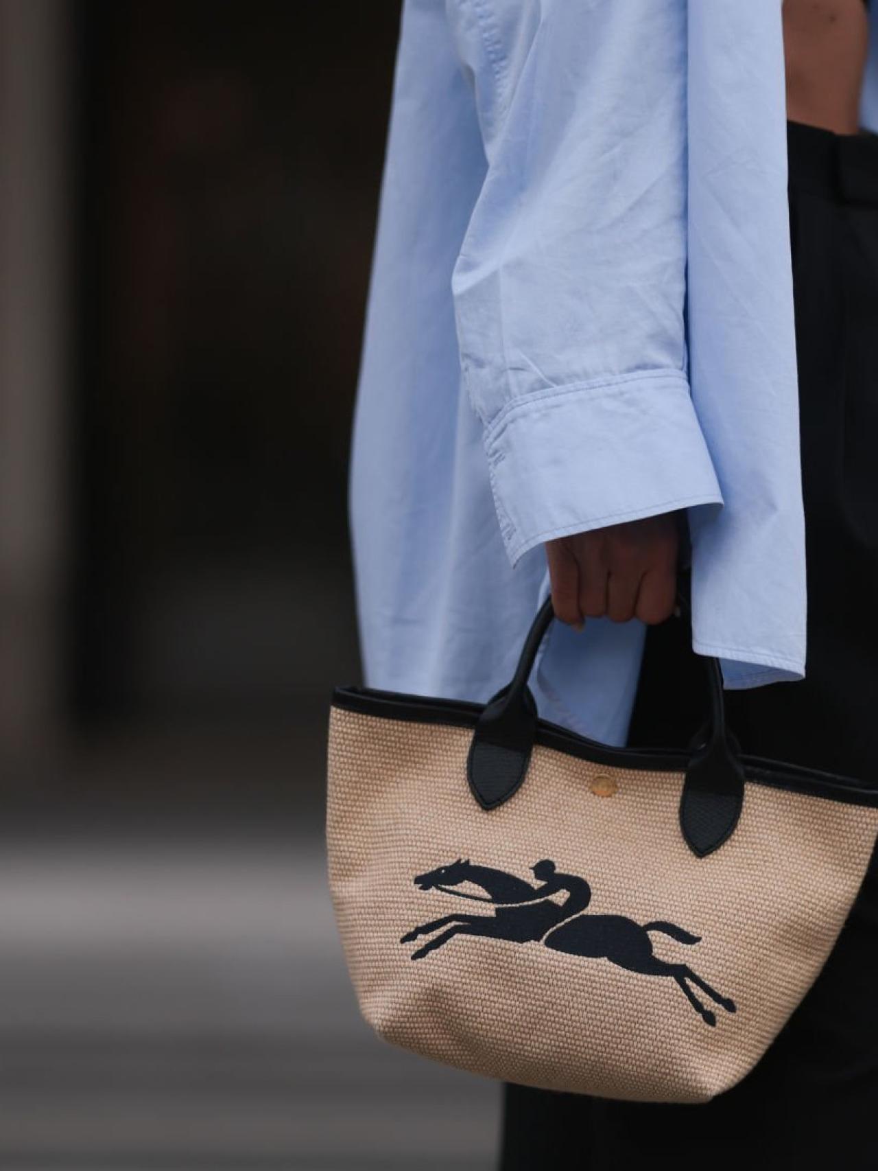 Detalle de un bolso auténtico de Longchamp.