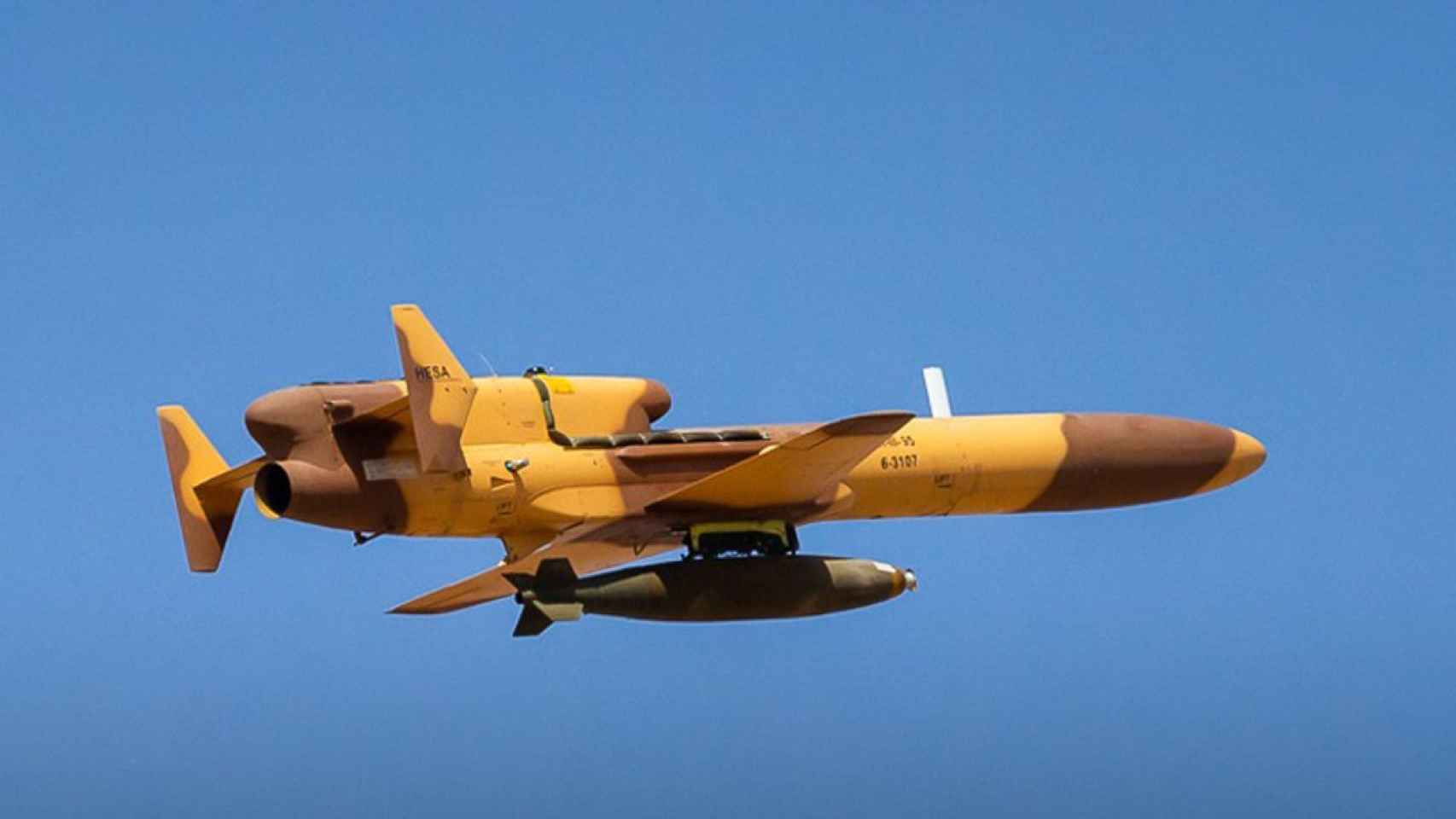 Dron Karrar con una bomba acoplada en la panza