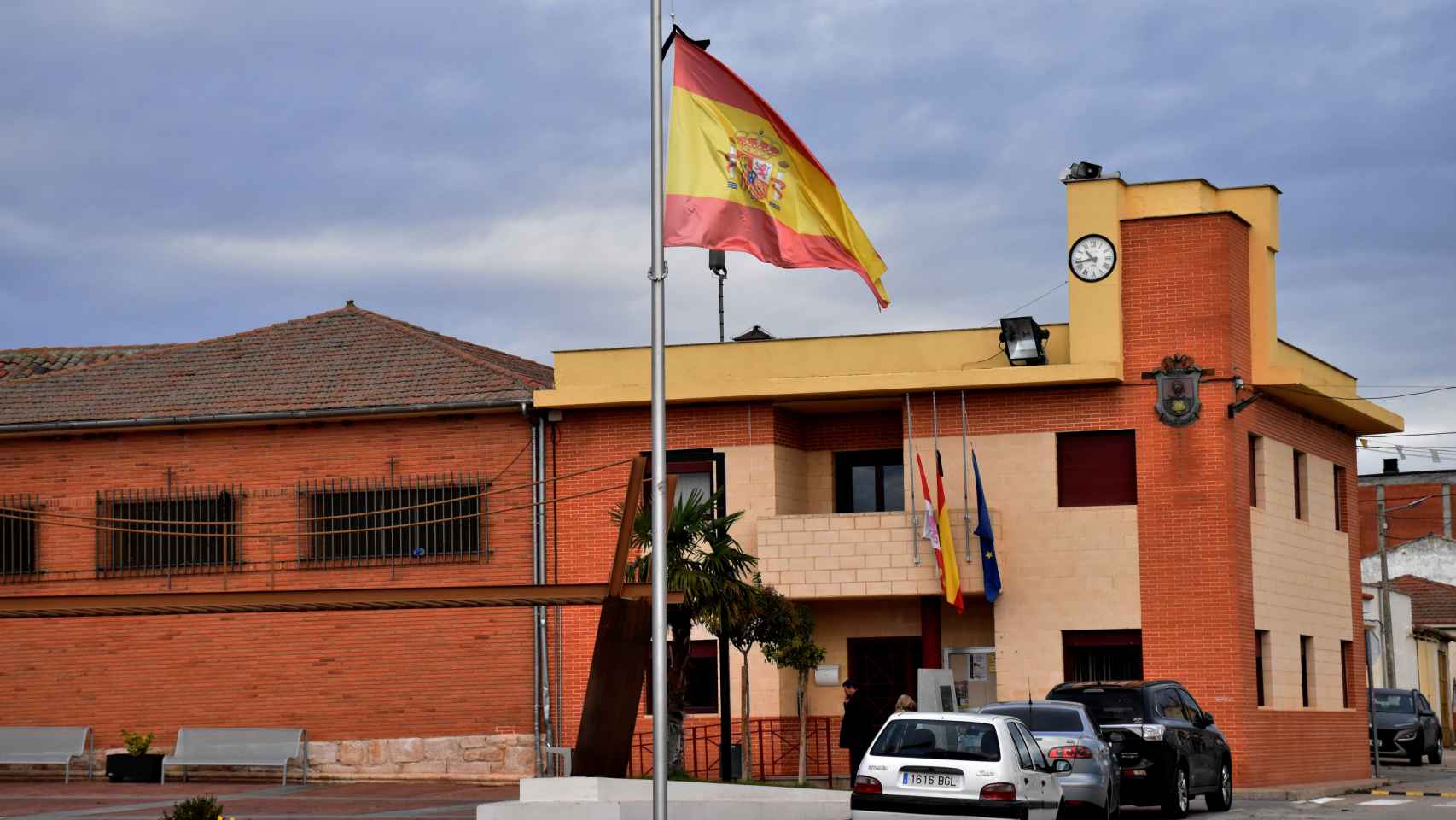 Un crespón negro ondea en las banderas del Ayuntamiento de Roales del Pan en señal de luto por la muerte de su vecina Arancha