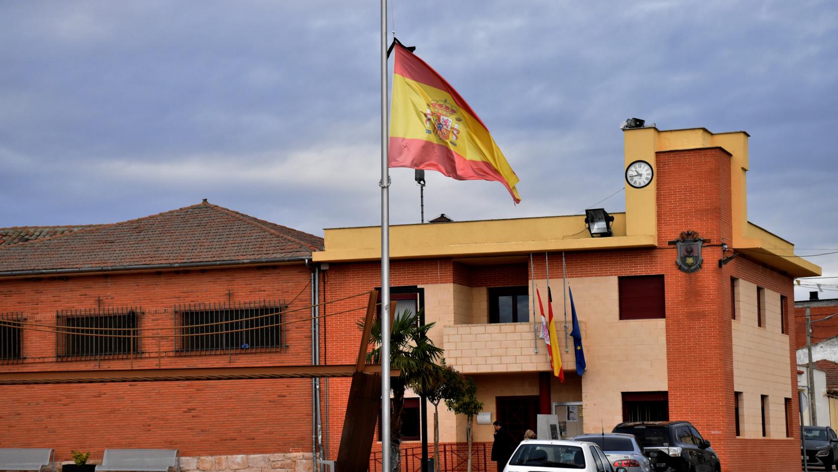 Un crespón negro ondea en las banderas del Ayuntamiento de Roales del Pan en señal de luto por la muerte de su vecina Arancha