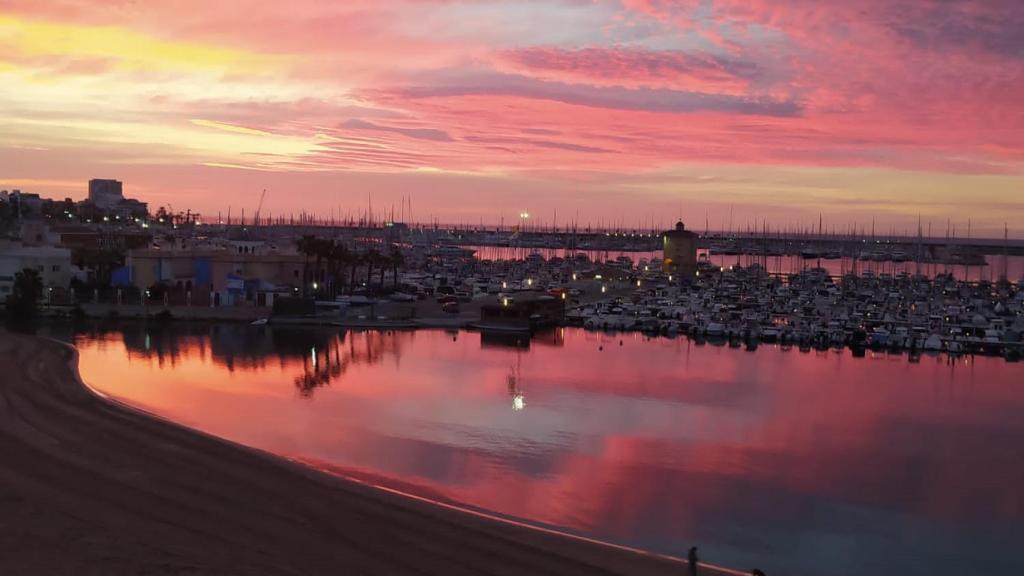 Vistas de la Playa del Acequión y del Puerto Marina Internacional de Torrevieja.